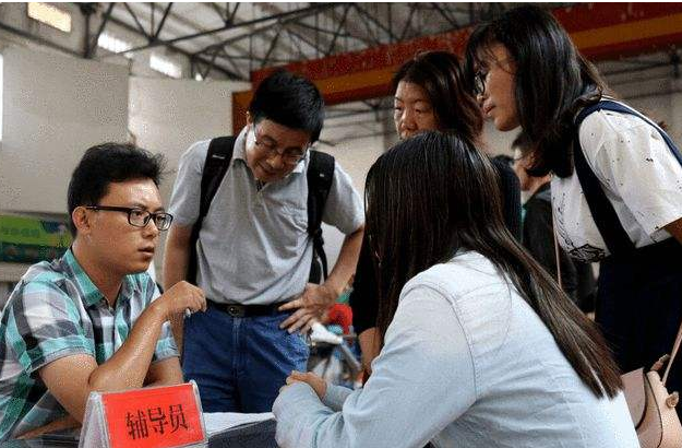 985博士为什么愿意做辅导员？看过工资条，学生表示理解了