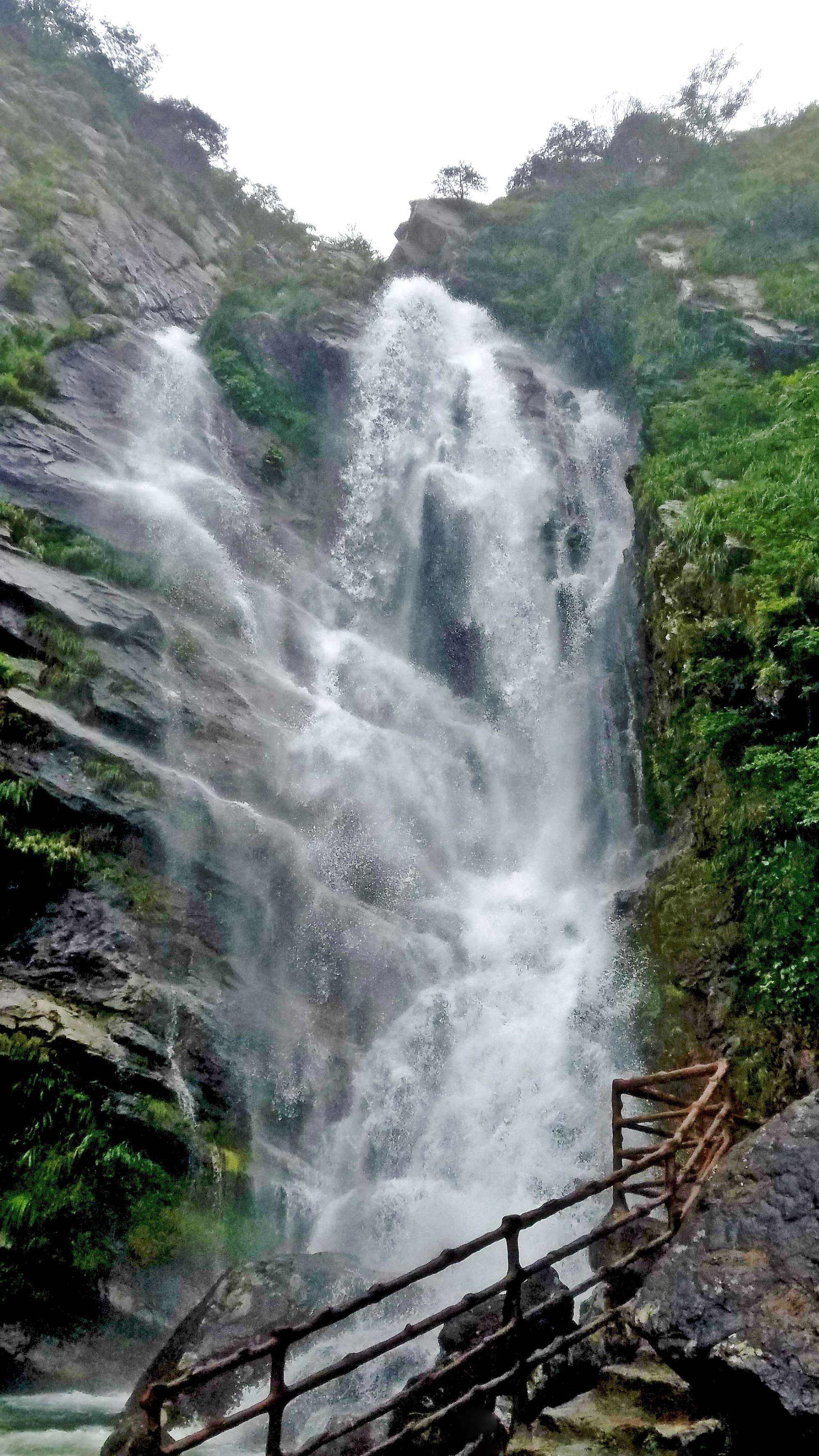 大口瀑布位于太乙村东侧的双峡涧内,含鄱口东侧植物园与五老峰之间