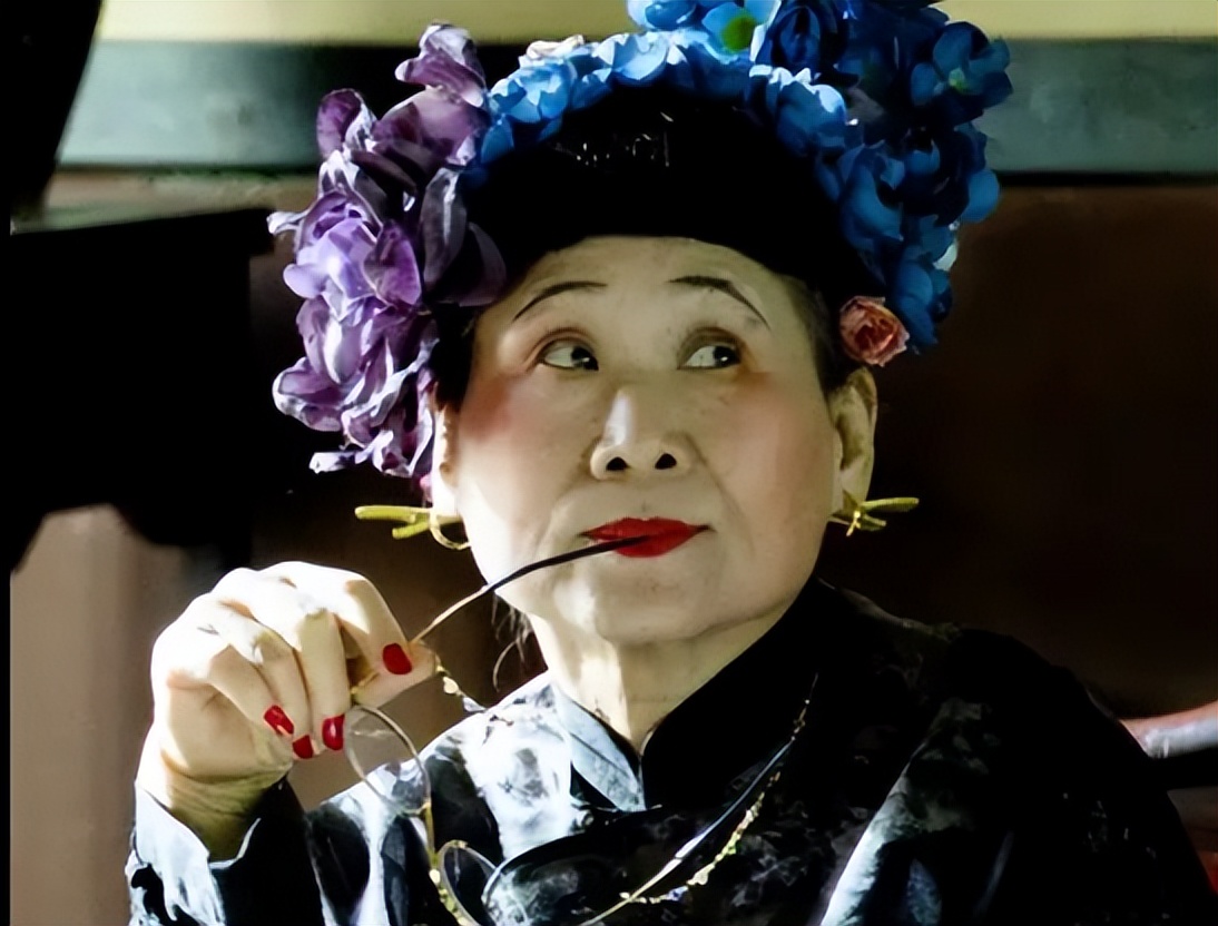 “百亿老太”苇青：荧屏上的扮丑卖惨只是表象，她的故事很励志