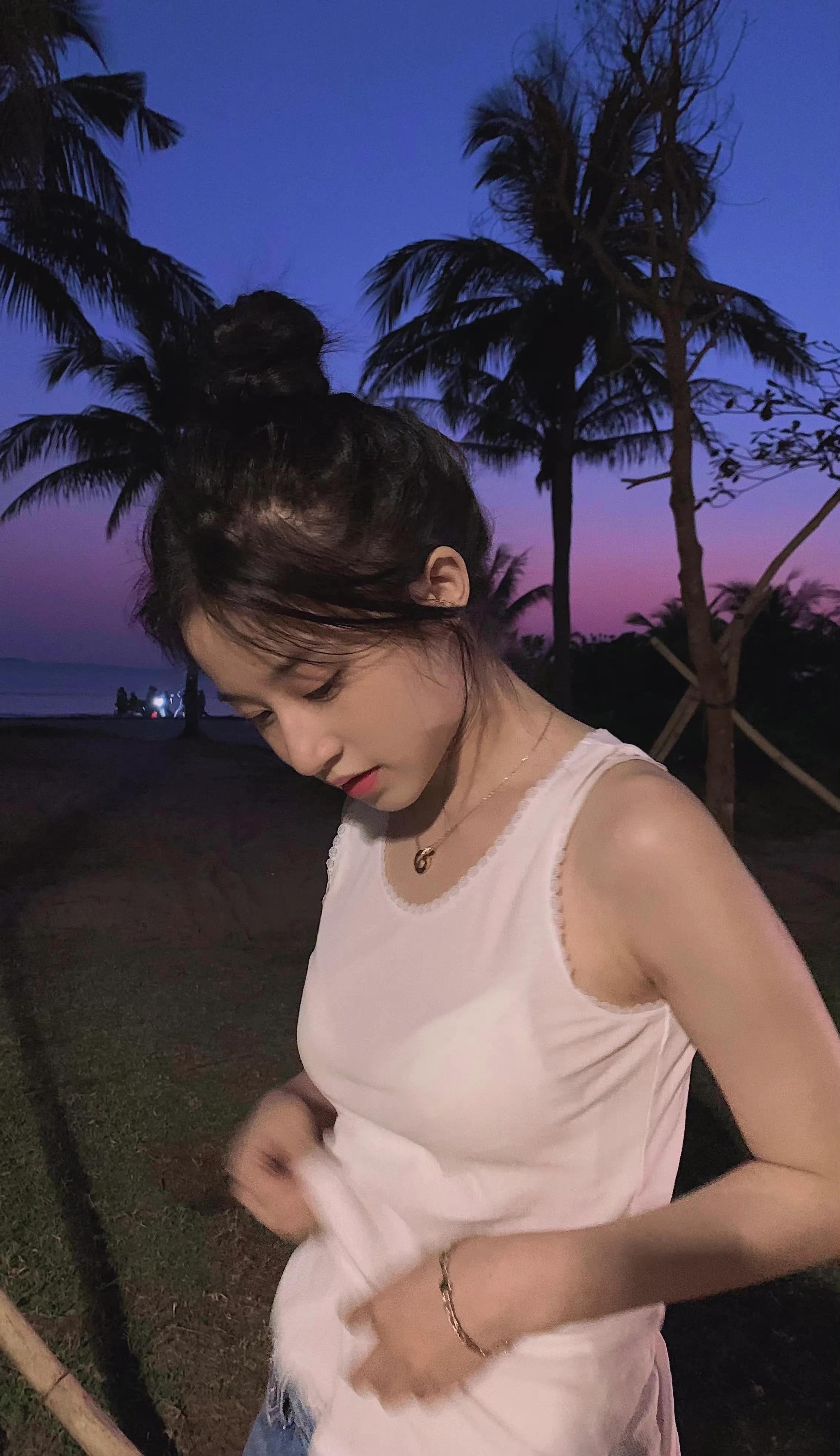 颜值控精选系列——甜妹爱笑的严屹南小姐姐海边随拍花絮