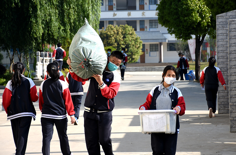 高考后才幡然醒悟，高中生住校和走读的差距明显，可惜没有后悔药