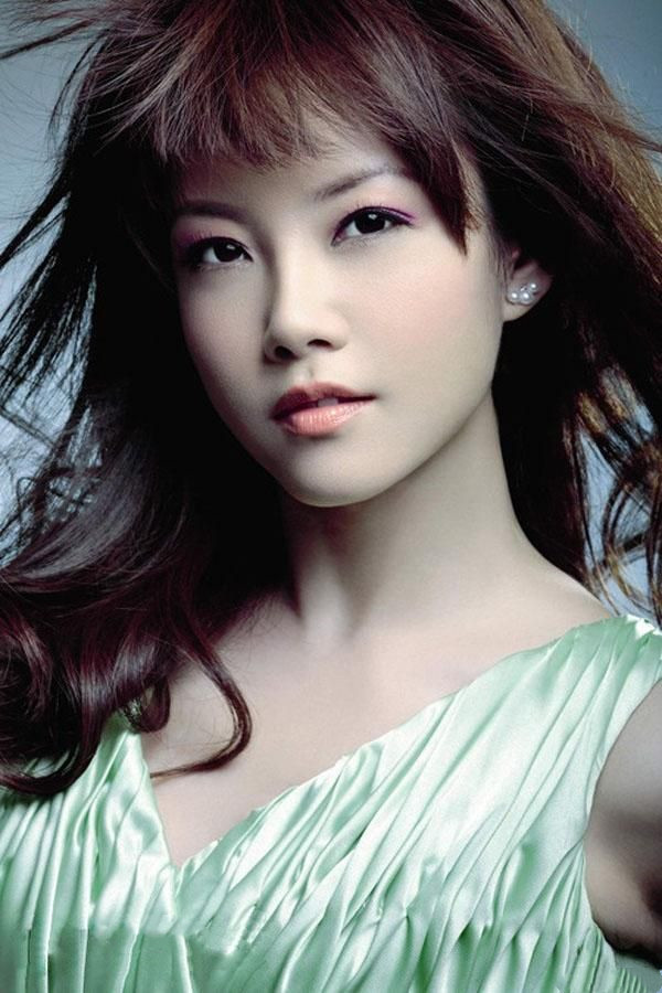 歌手戴娆：和谢东有过一段情，38岁嫁清华学霸，结婚12年无绯闻