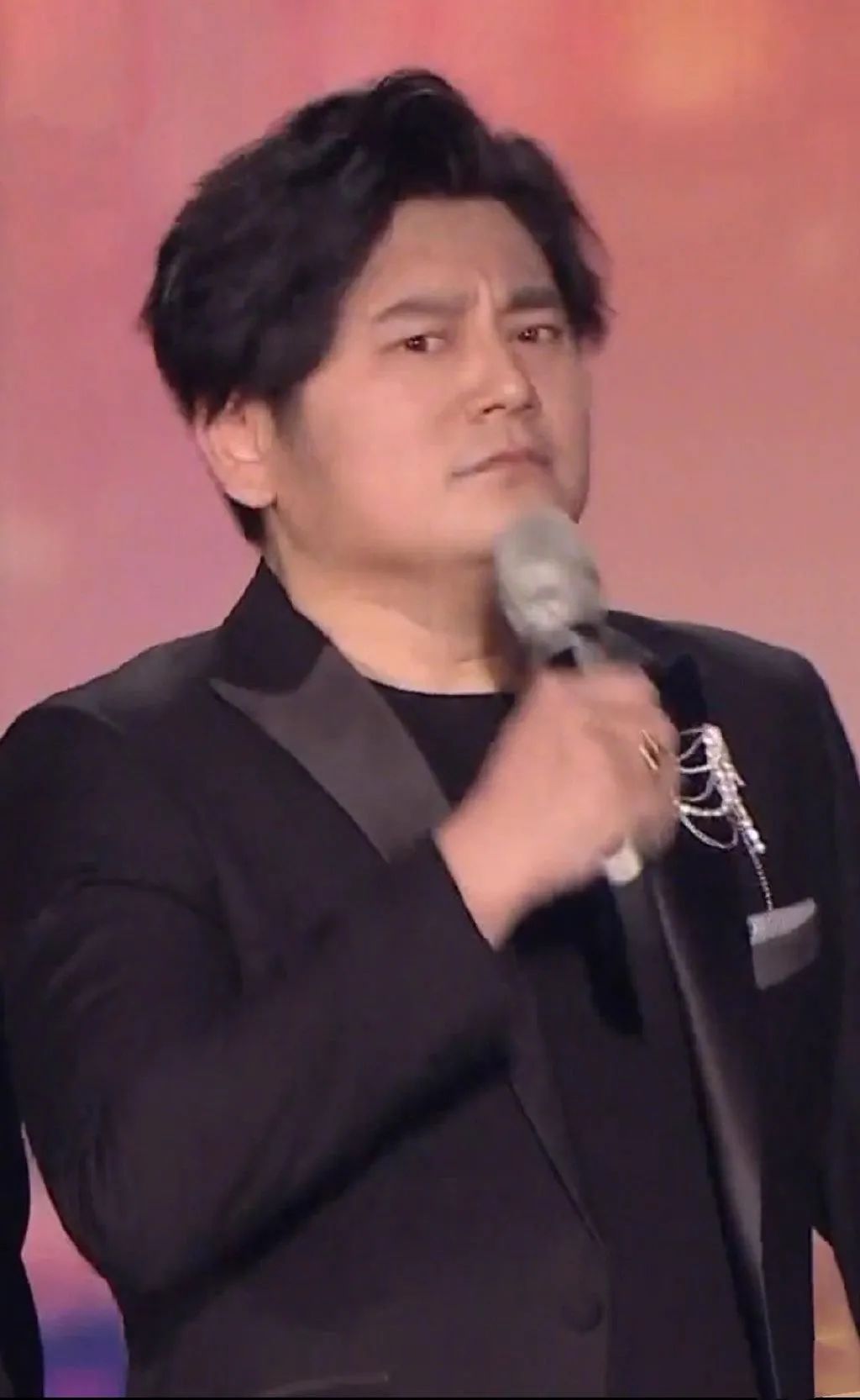8位私生活混乱的明星，有人当街小便，有人待业在家，星途大毁