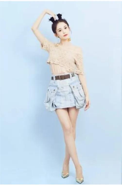 古力娜扎的绝美大片，精致五官，俏皮哪吒头，金色大圆球耳环吸睛