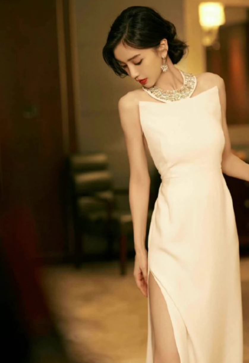 32岁Baby露背高开叉裙走红毯!两手紧握白裙防走光,后背仅绑根绳