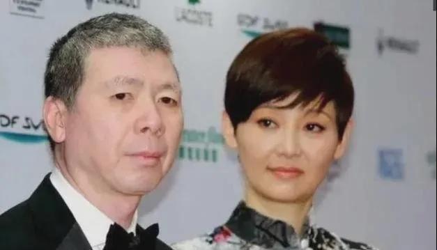 冯小刚患白癜风还喝酒，徐帆劝酒遭嫌弃