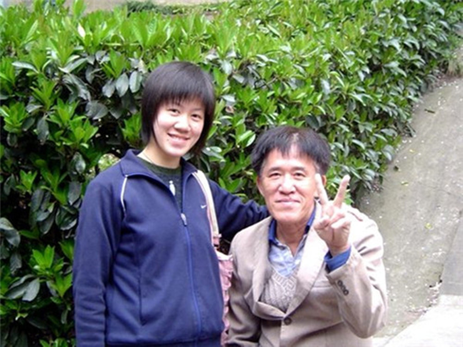 高考763分考上武大，背着瘫痪父亲上学的黄来女，后来怎么样了？