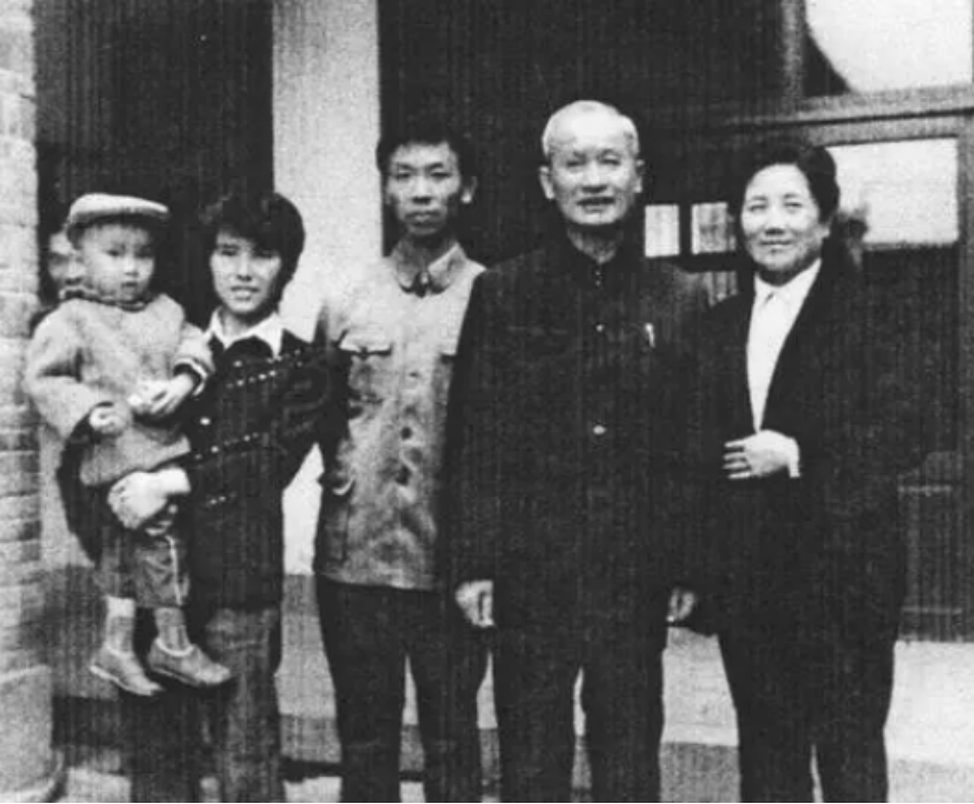 沈岳萌：沈从文的九妹，为爱所困回家时已成疯子，走丢后嫁给渔夫