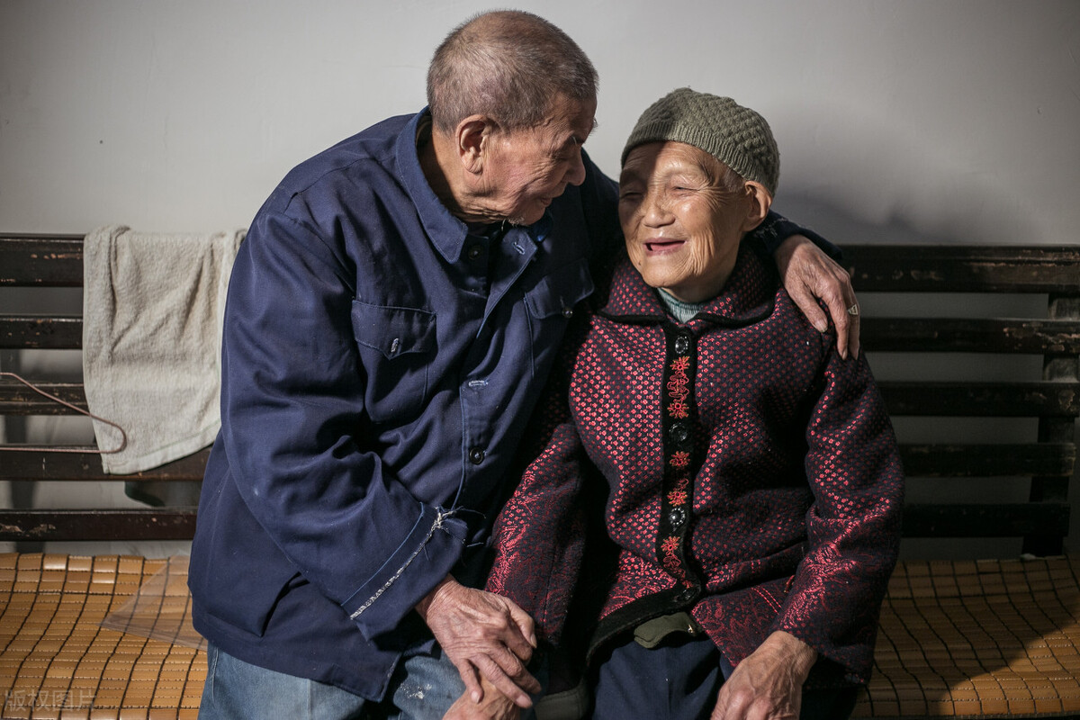 河南一对老夫妻,岁数加起来有235岁,被评为"世界最长寿夫妻"