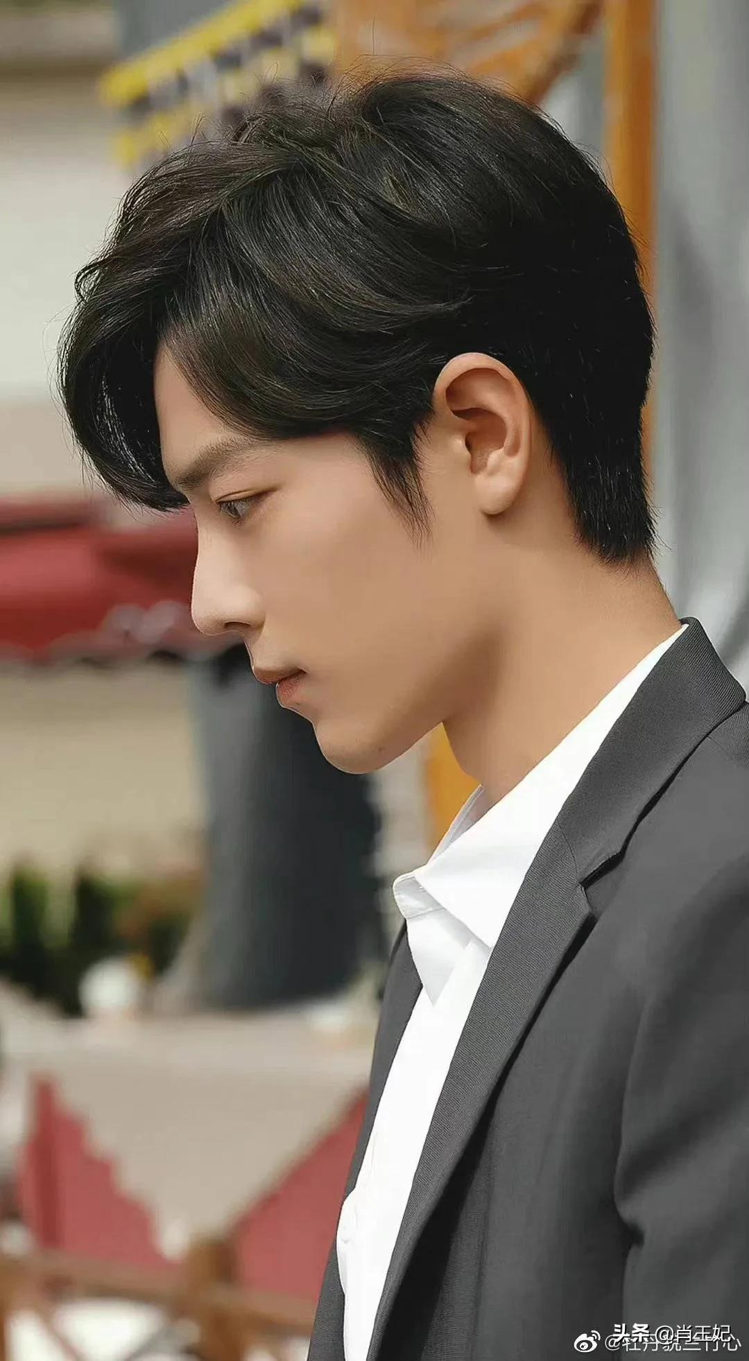 YSL代言人肖战真帅啊，简约黑色西装，俊逸潇洒姿态比夜色更迷人