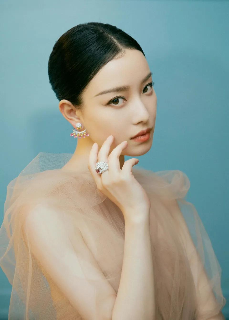 高级的是五颜六色的幕布吗？不 是倪妮