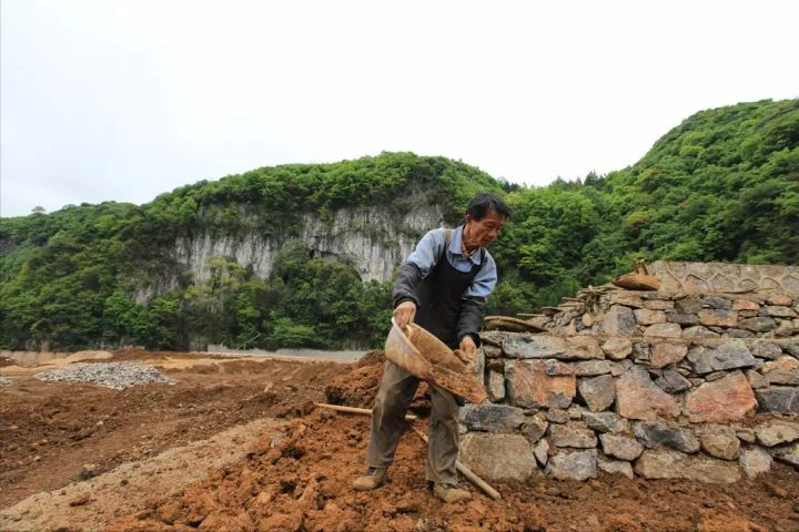 扶灵什么意思(贵州最后的守棺人：白天工地干活，晚上回葬洞守着567具棺材入睡)