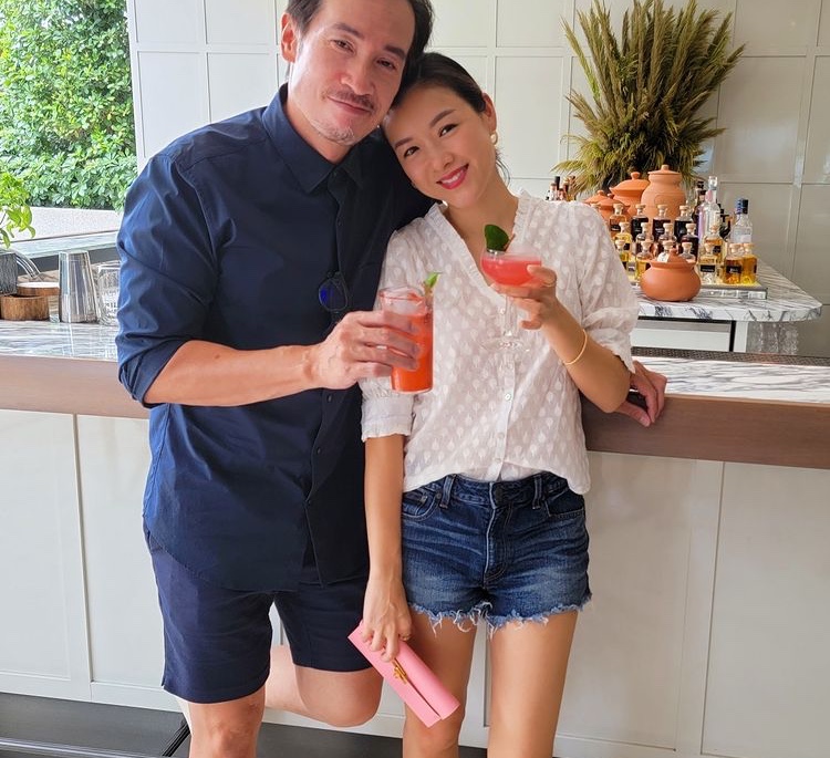 陈茵媺独自带三孩去乐园，老公陈豪太忙，能陪一天就是最好的礼物