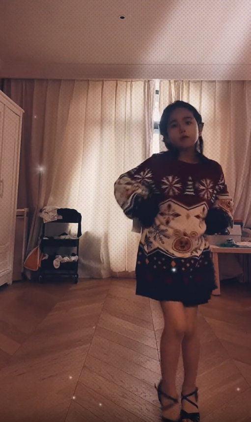 包贝尔女儿晒照，7岁饺子穿妈妈毛衣踩高跟鞋跳舞，扮成妈妈翻版
