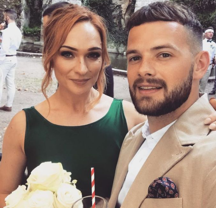 婚礼当天新娘去世！28岁男星曼恩悲痛不已，两人育有8个月大儿子