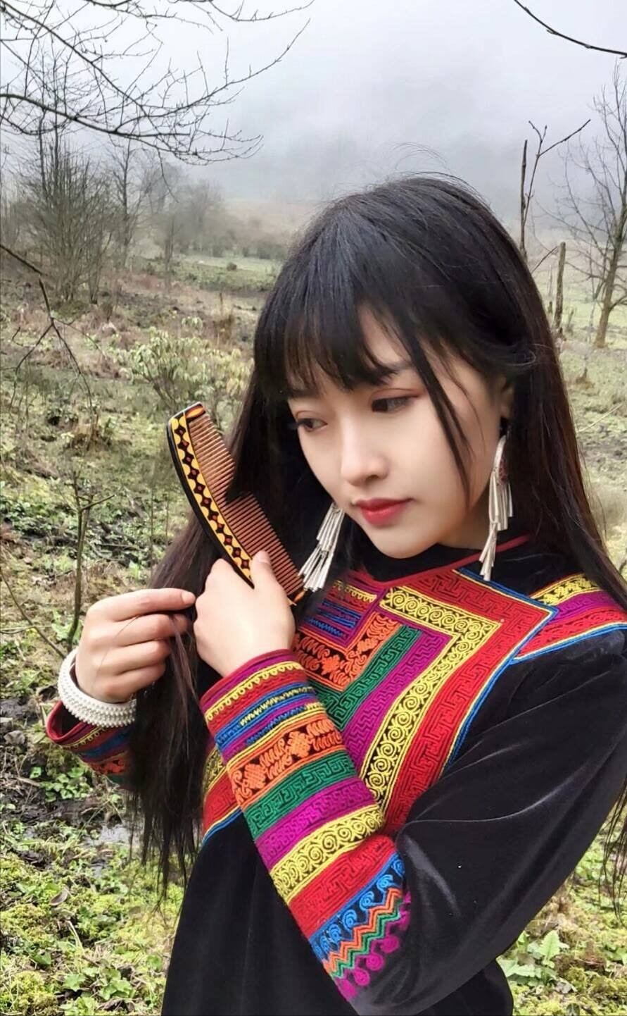 95后彝族姑娘割猪草背砖劈柴样样行,走红网络,下一个水泥西施?