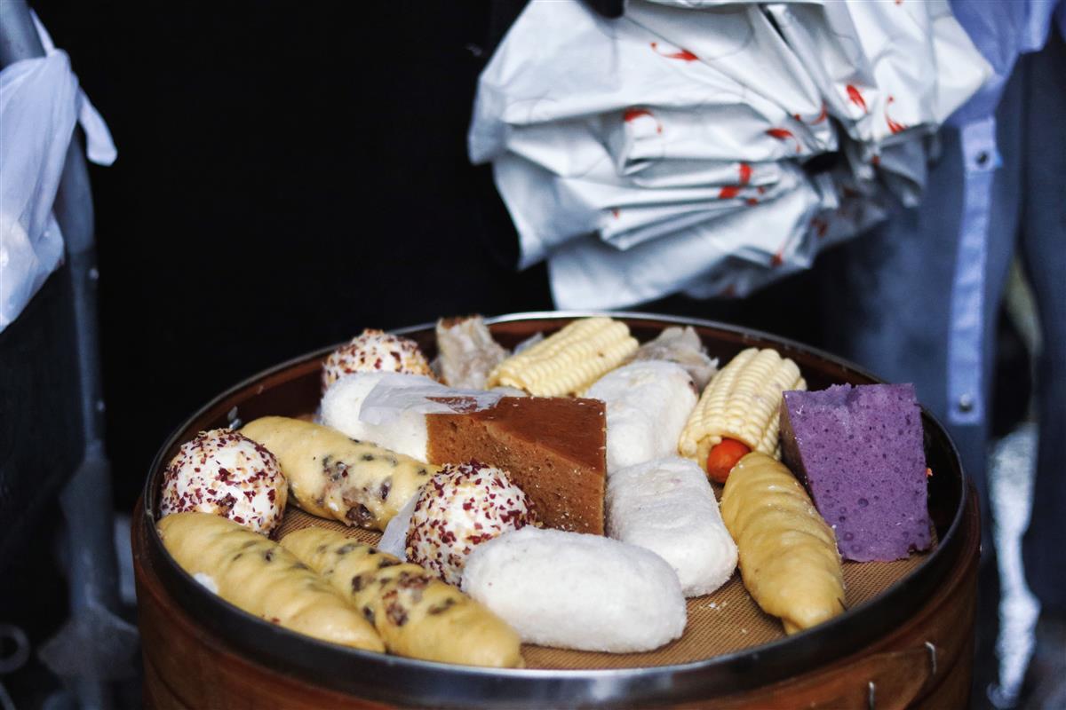 高校开设临时食堂，为师生提供暖心服务