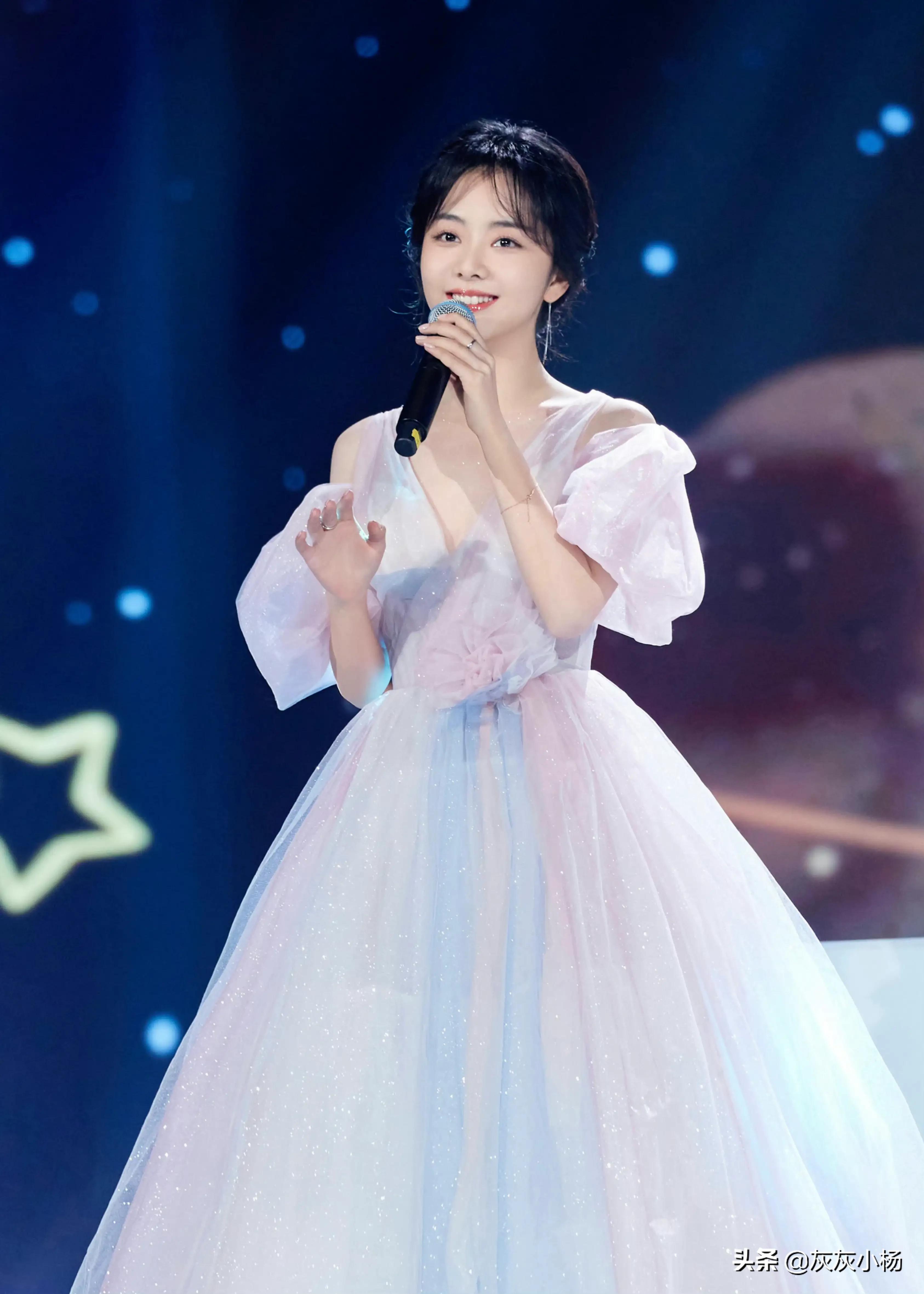 谭松韵，长裙娃娃脸，甜美可爱