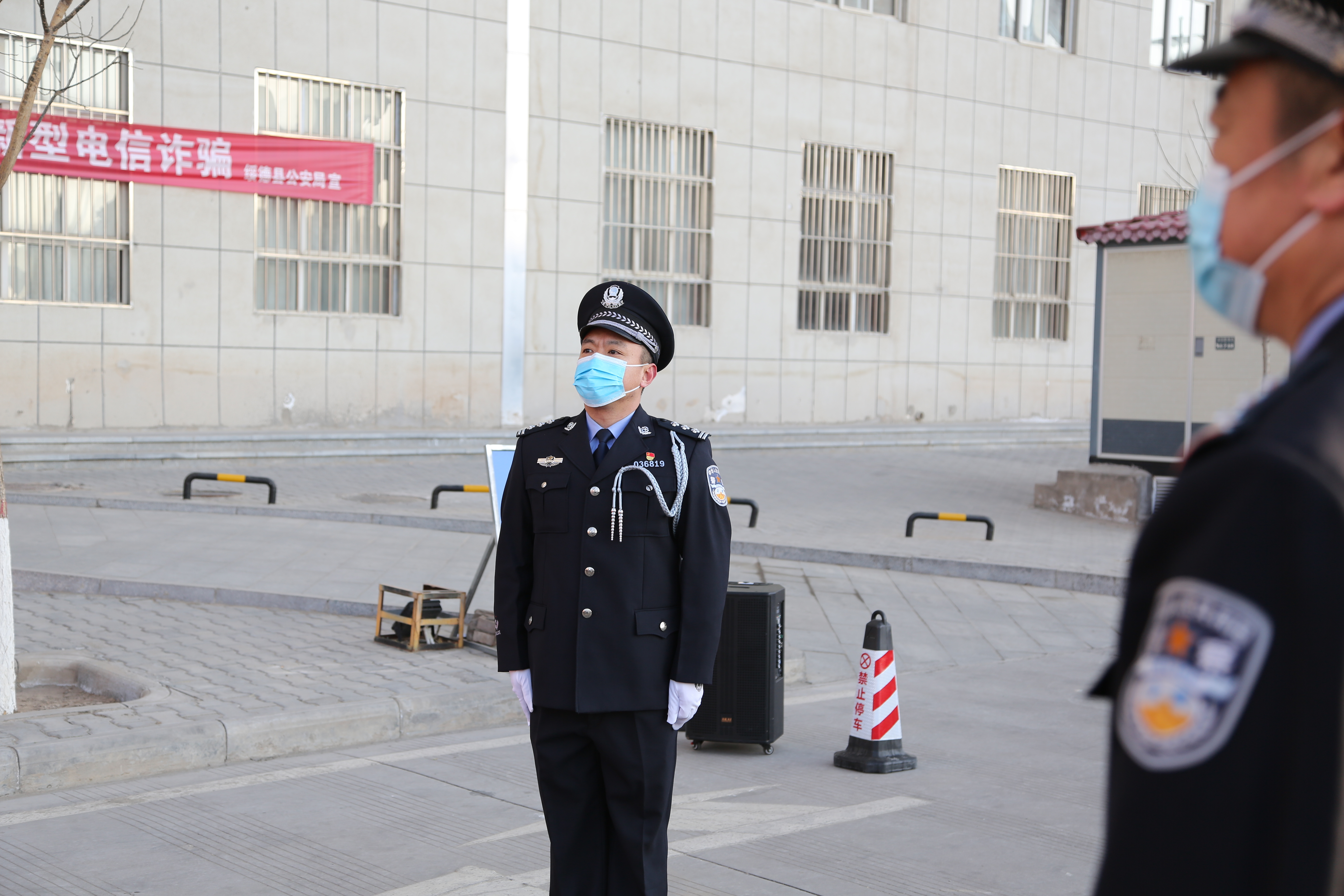 绥德县公安局隆重举行第二个中国人民警察节升旗仪式