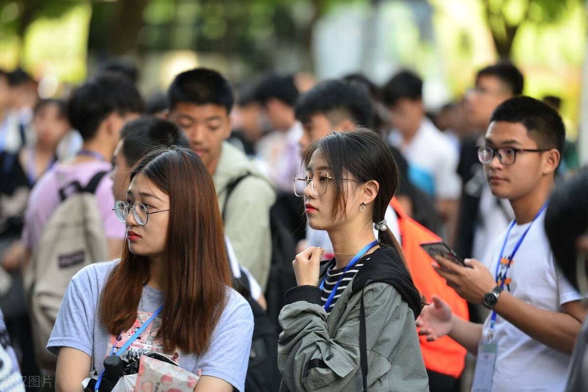 你想进入中铁吗？4类大学生更有优势，月薪过万很轻松