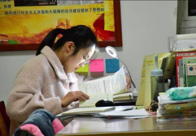 河北一大学生扛不住了，聊天记录曝光后，原因不仅是学习压力大