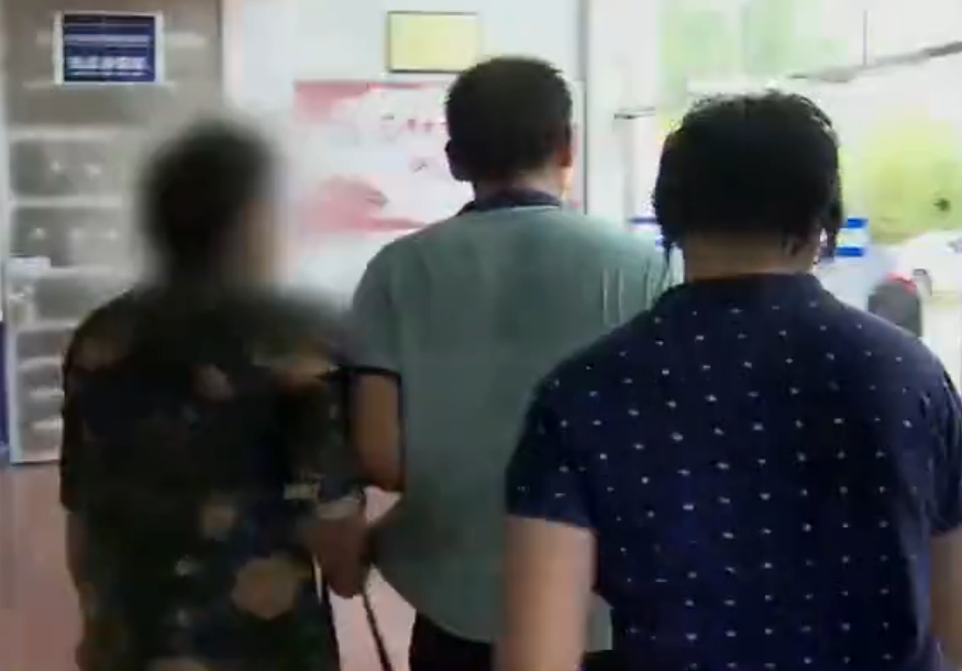 女儿考上重点大学，入学前却要求父母离婚，只为帮老实父亲出口气