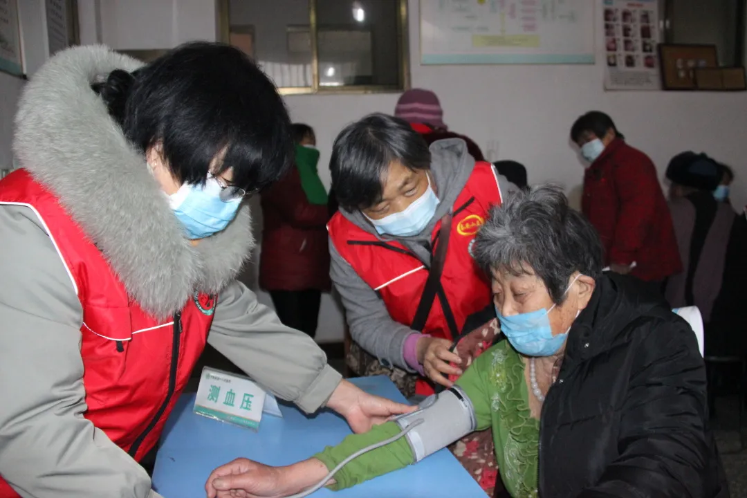 【志愿服务关爱行动】义诊入村送医药，百姓都把赞来点