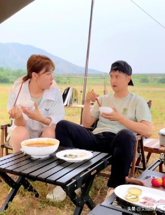 田亮野外露营被妻子喂蒜超腻歪，玩角色互换，超女老婆偶像包袱重