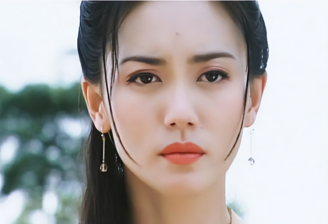 《倚天屠龙记》中，殷素素追随老公丢下儿子，真的不配为人母吗？