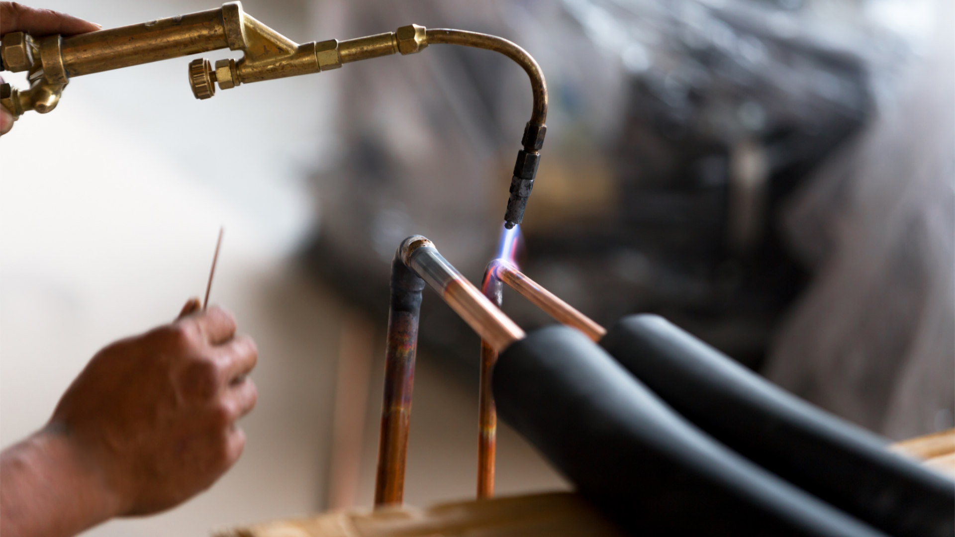 楼下邻居来找我，我才知道去年我家空调移机，有6个地方被坑了