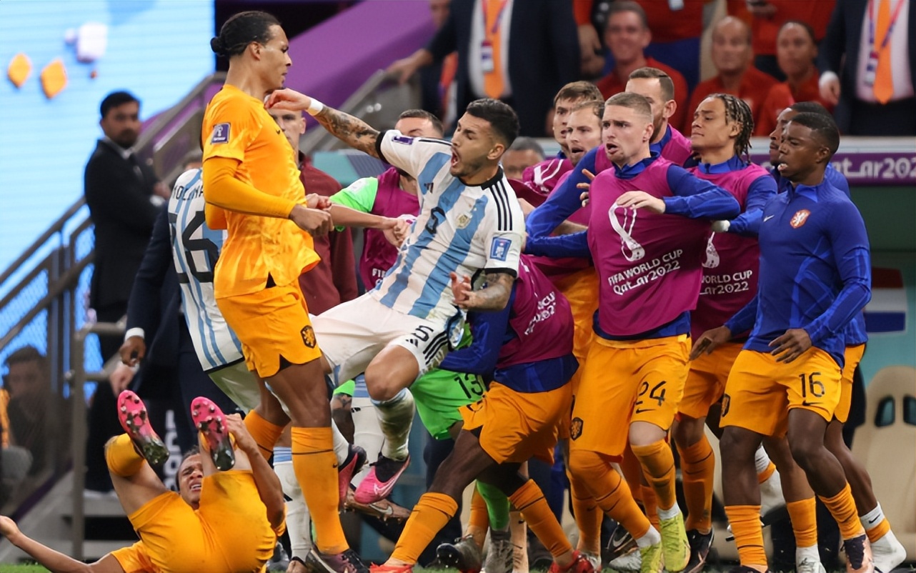 2018世界杯阿根廷几张黄牌(阿根廷赢球输人！主动挑衅荷兰酿冲突，裁判开15张黄牌，梅西染黄)