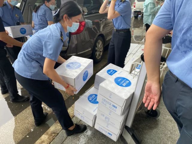 宋君瑛：暴雨中坚守6天为了两万多名滞留旅客