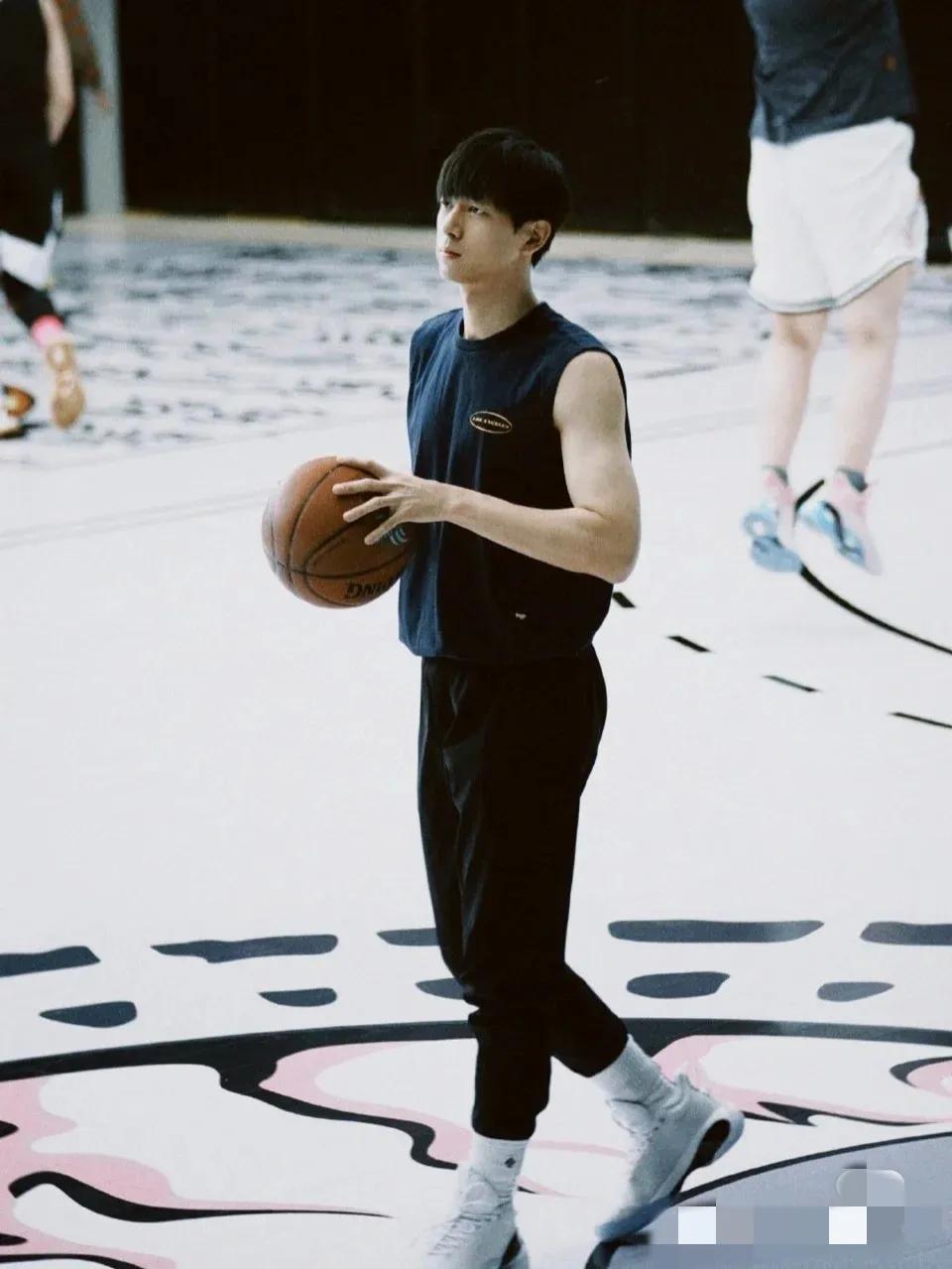 打篮球的男生真的很有魅力！8位男星，谁是你心中的“流川枫”?