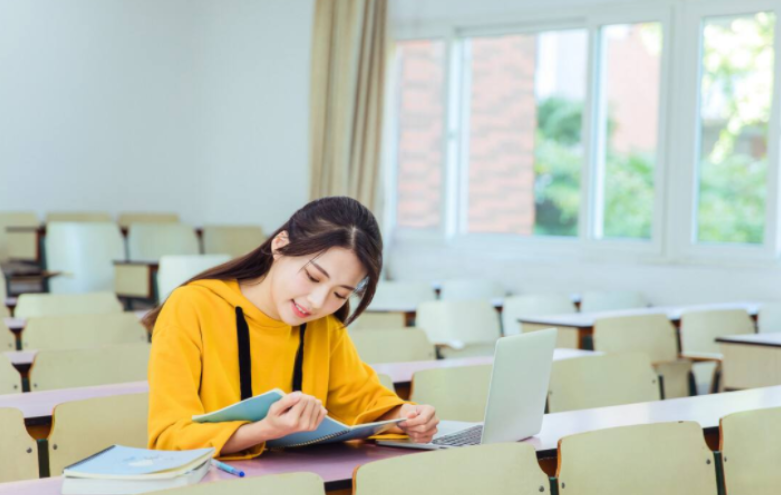 安徽某大学女教师走红，穿衣风格酷似“司藤”，却被怀疑另有目的