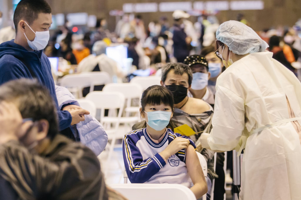 台當局令6至11歲接種莫德納疫苗，藍議員譏諷：世界又跟不上台灣