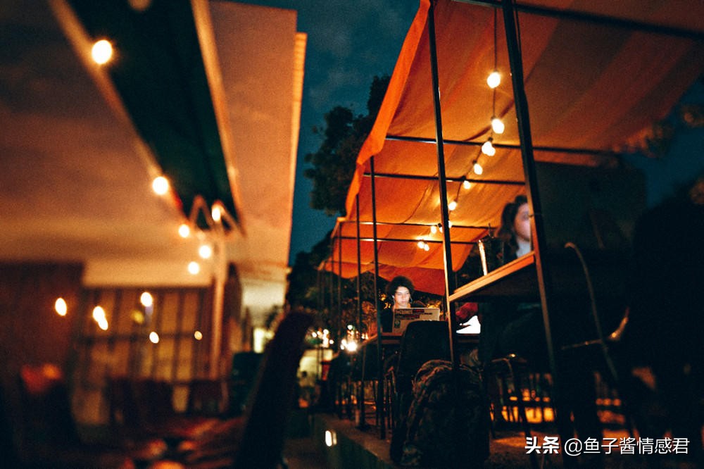 30句网易云热评文案：如果不回头的话，就慢点忘记我