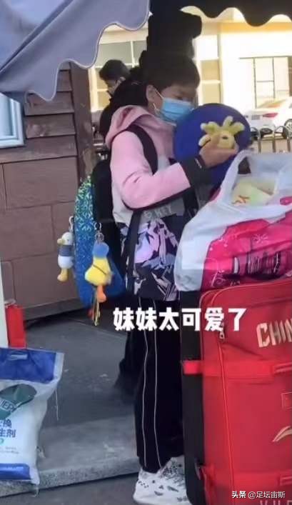 全红婵解封出关返回北京，穿衣单薄手指冻红，被保安查验忙找证明