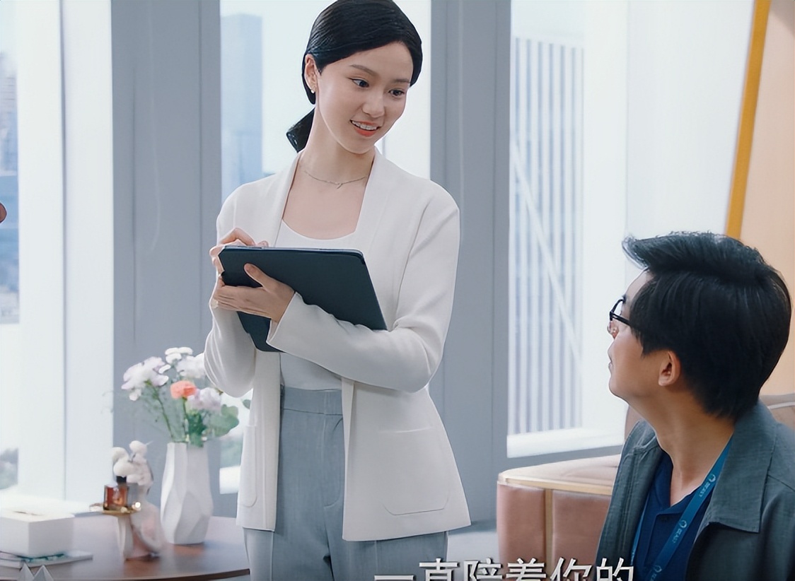 这部剧的成果,除了欧阳莫菲之外,还在第5集中,饰演人工智能小陪.