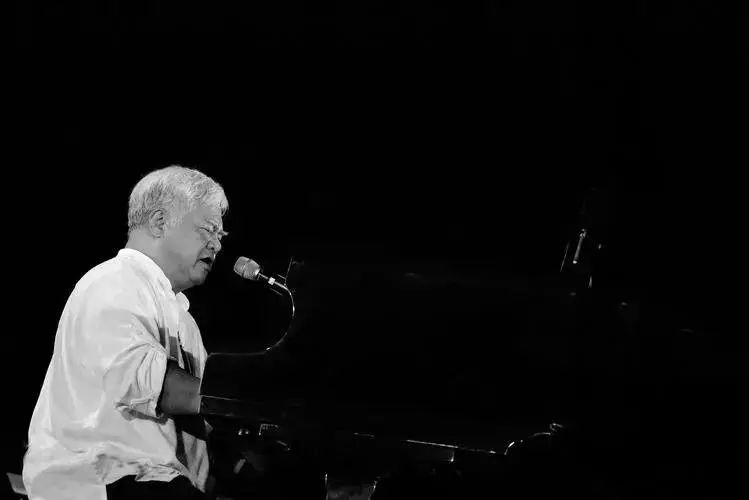 那个让白岩松落泪的男歌手，消失了近30年