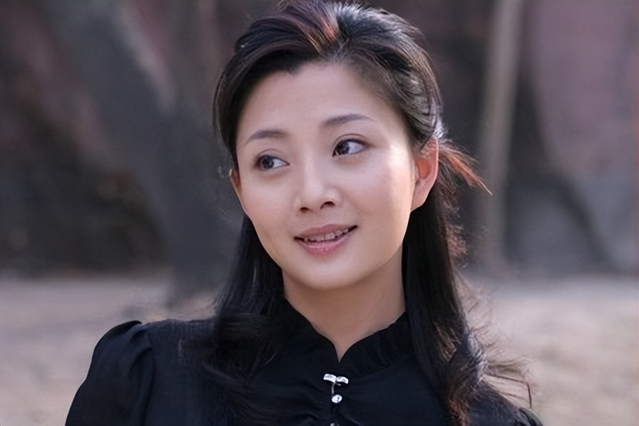 前夫入狱10年，与李金羽无疾而终，“水蜜桃”殷桃如今怎样了？