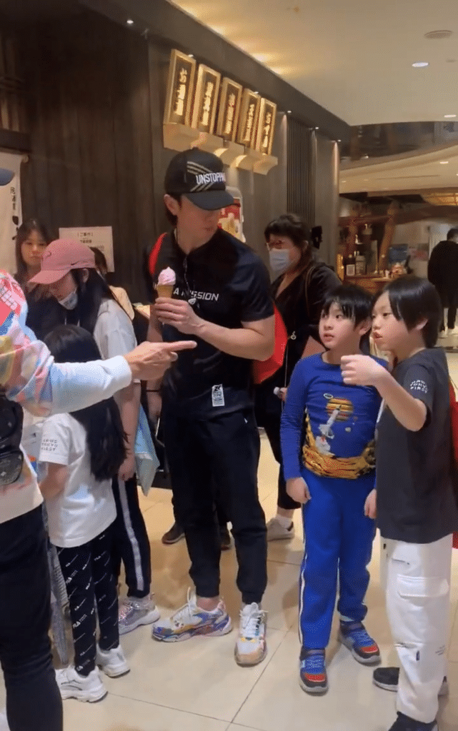 吴尊晒爸爸5重聚照，NeiNei小泡芙Jasper开心同框，等比例长大