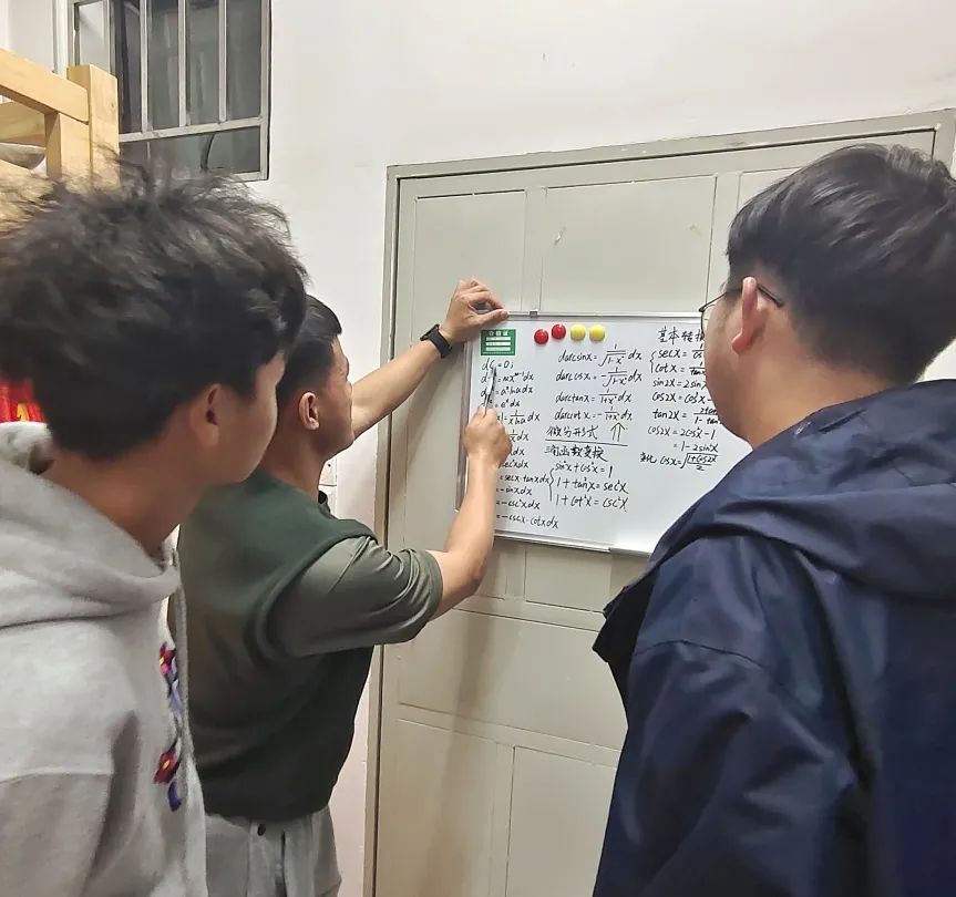 温书迎考 人工智能学院2021级电信类4班开展 期末诚信考试 主题班会