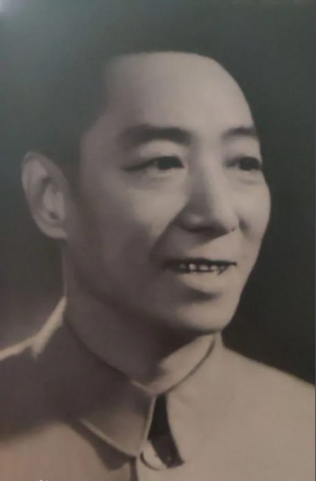 1950年毛主席赴礼堂看戏，坚持为大师谭小培点烟：大家都是同志嘛