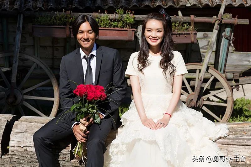 2022巴黎时装周最土CP出圈了！堪比欧阳娜娜搭上了宋小宝