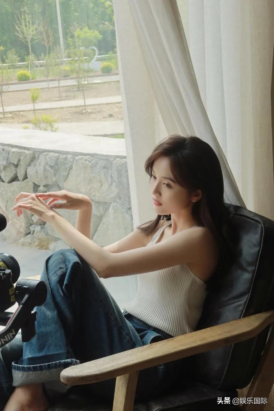 吴宣仪库存美照曝光 穿白色背心清纯可人