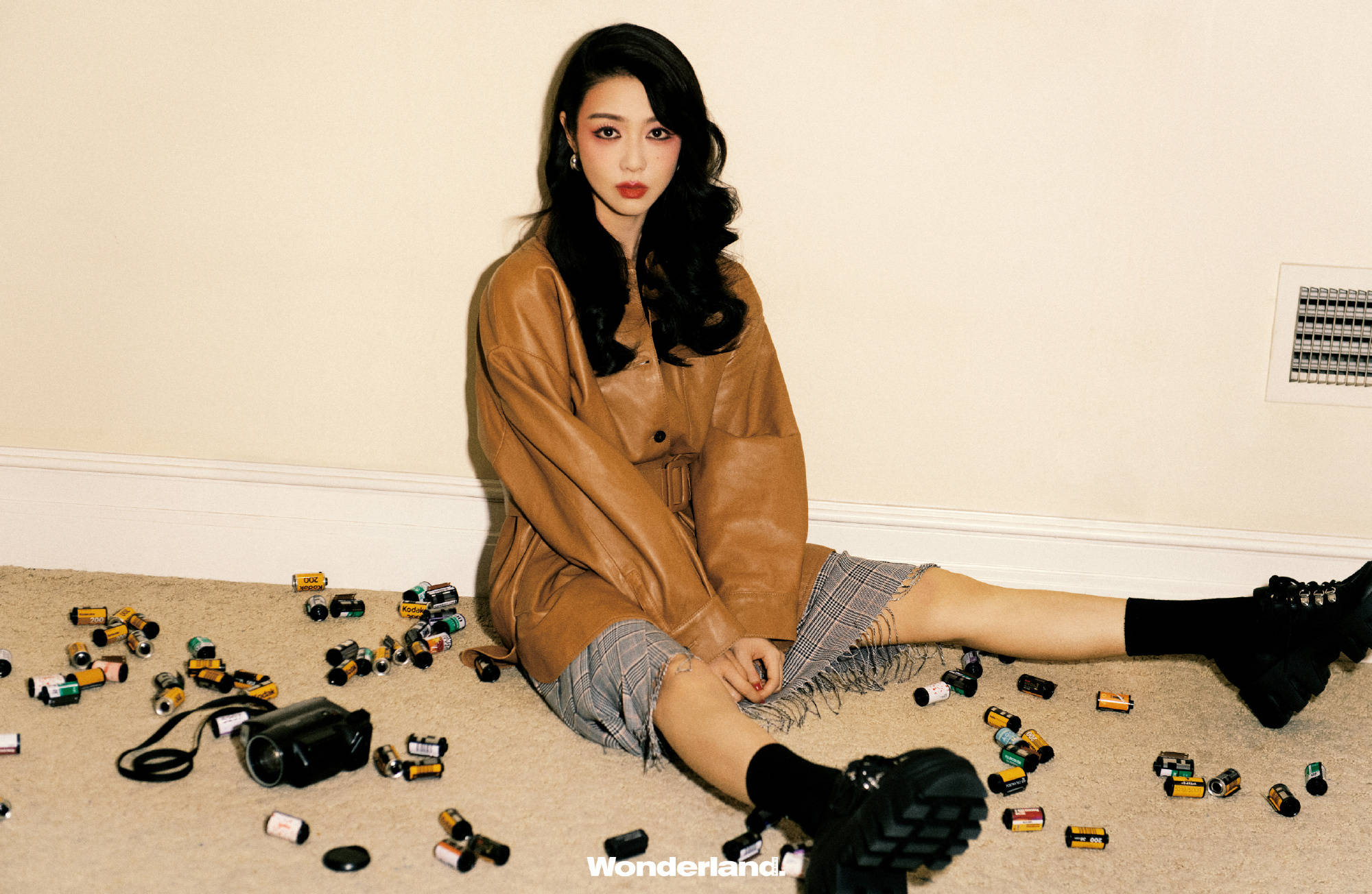 薛凯琪全新大片玩复古风 暖调光影之下别有韵味