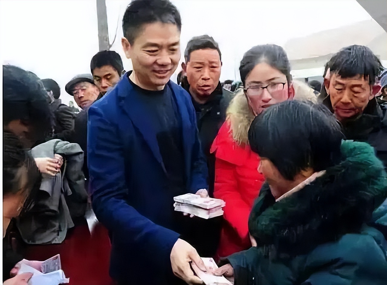 刘强东大四开餐厅的故事，厨师和服务员搞到一起，把大强子坑破产