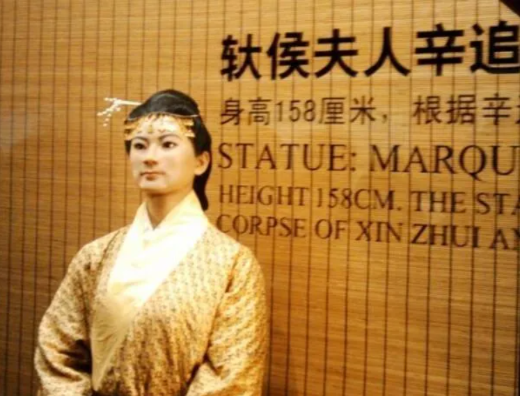 1972年内蒙发现康熙女儿墓，尸身穿龙袍240年不腐，葬品估值过亿