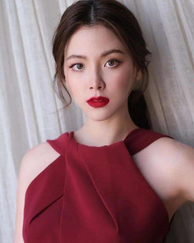 清纯又性感的泰国女演员“小水”平采娜[74P]-PPOBM时尚