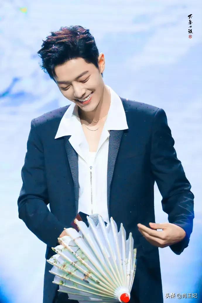 桃桃的一组生图,肖战的眼睛真好看,灵气逼人鲜花与少年绝配